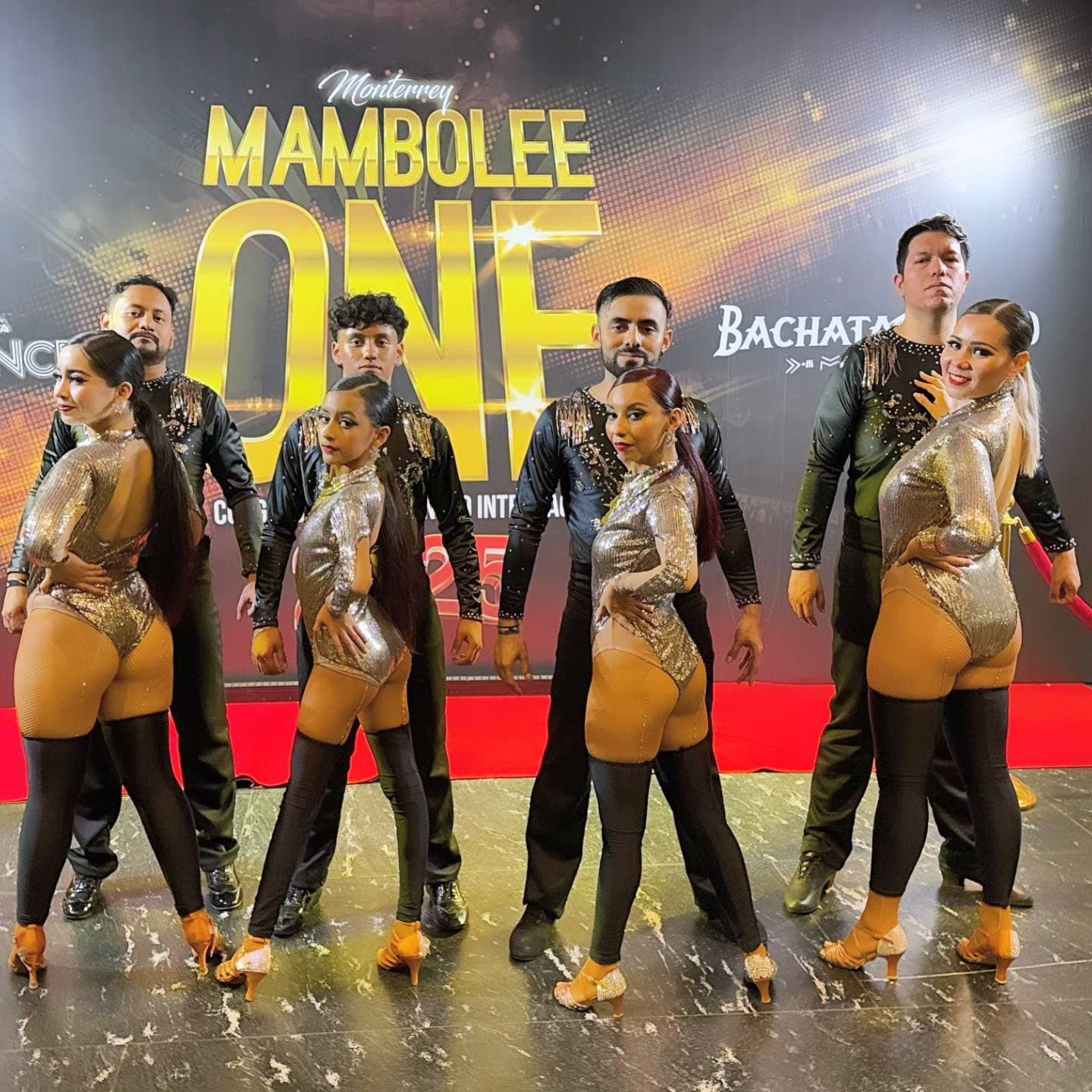 Grupo de estudiantes en clase de baile latino en Fuego Latino Dance Studio Monterrey